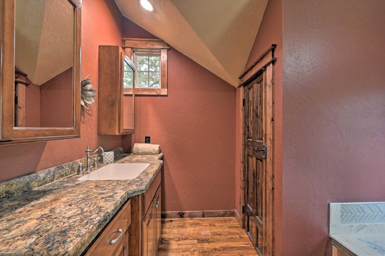Tudor-Style Broken Bow Cottage With Hot Tub And Decks! Stephens Gap Экстерьер фото