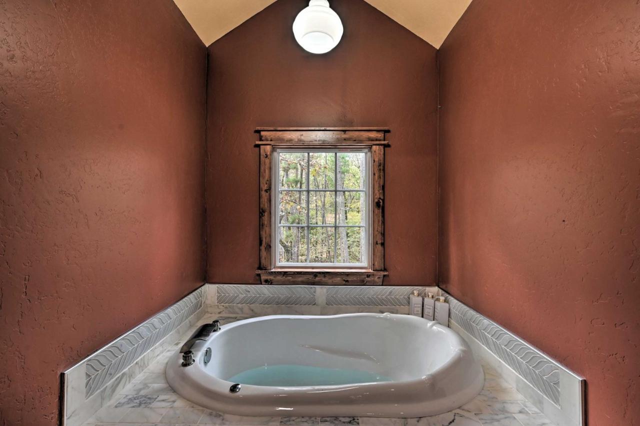 Tudor-Style Broken Bow Cottage With Hot Tub And Decks! Stephens Gap Экстерьер фото